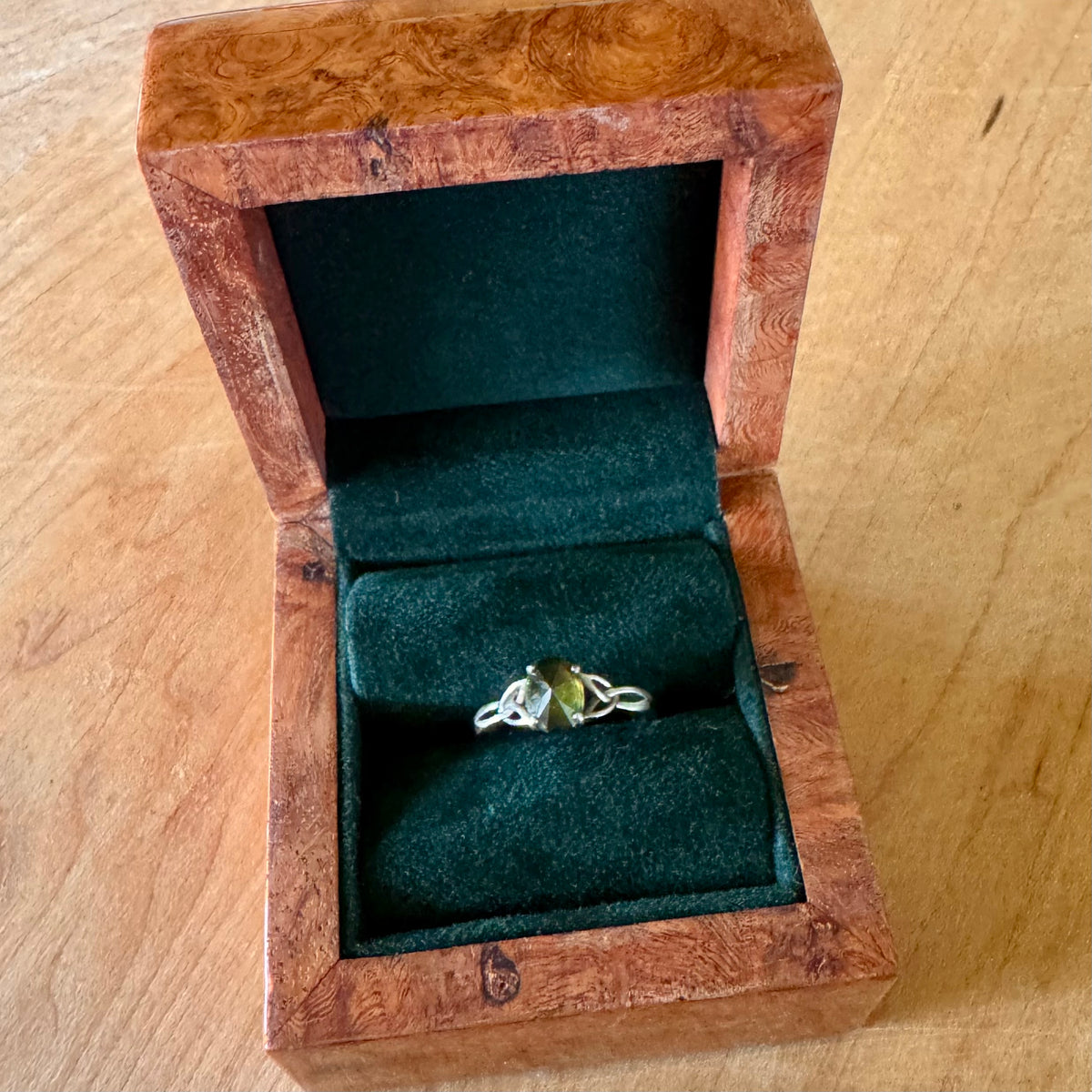 Moss Green Stone Celtic Knot Ring - Sterling Silver