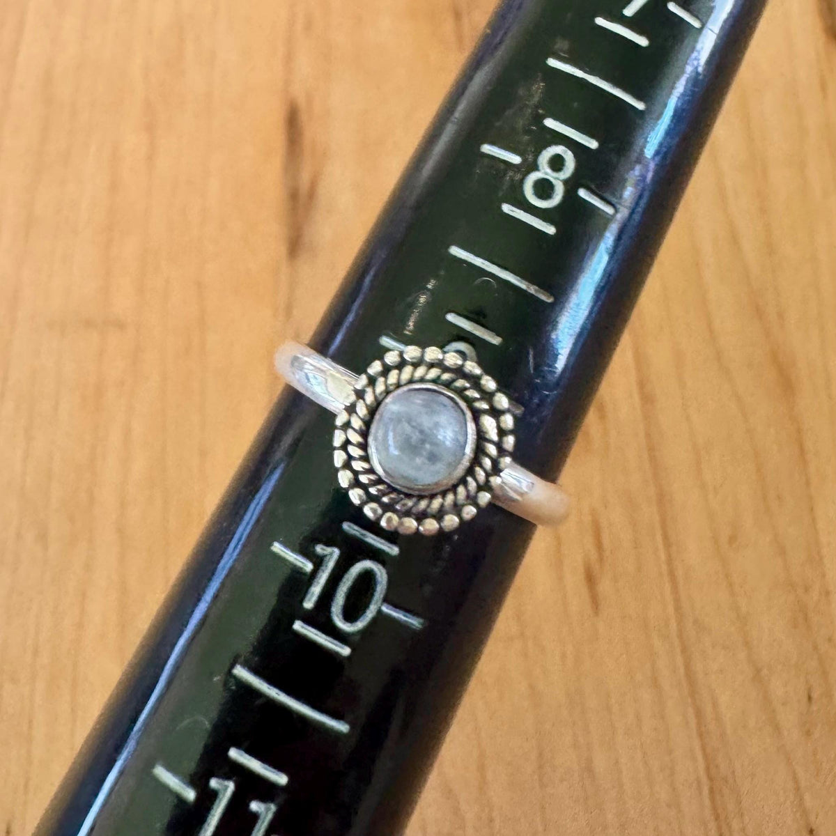 Sz 9 Moonstone Ring - Sterling Silver